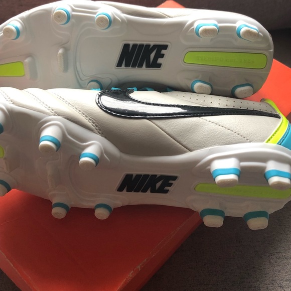 Nike Soccer women’s shoes cleats - 7 US - Picture 2 of 4